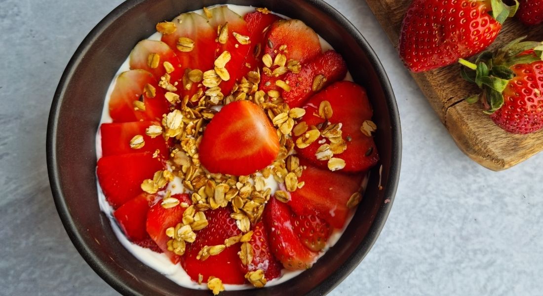 Strawberry and Yogurt Brekkie